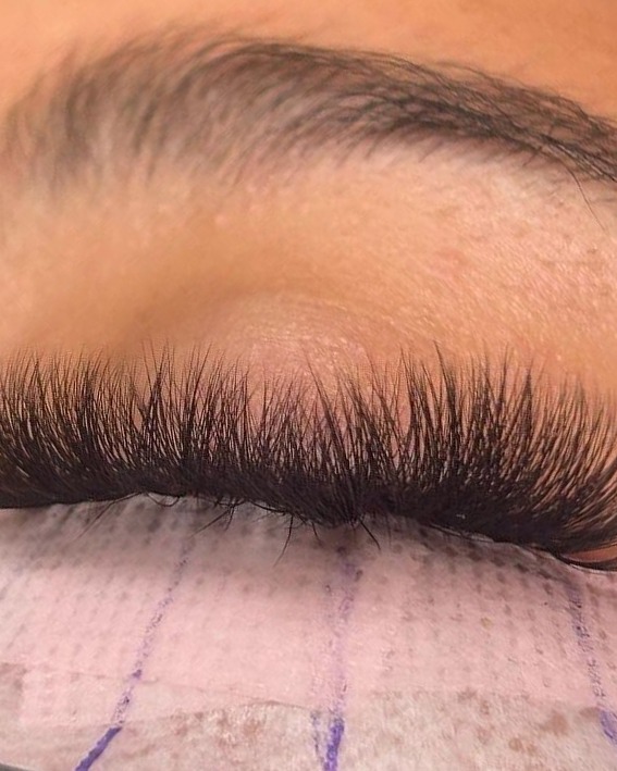 Close-up van wimperextensions, net gezet