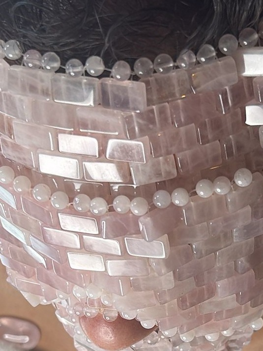 Rose Quartz masker tijdens de Relaxing Rose Quartz face facial